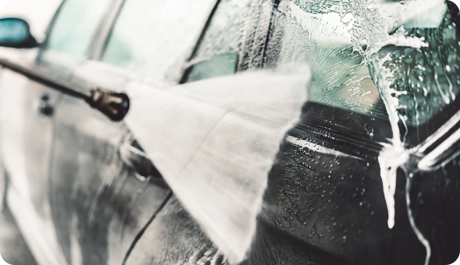 自動車のボディを高圧洗浄で洗浄する作業