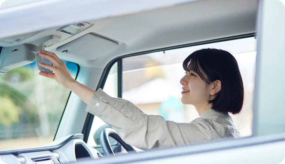 車内でサンバイザーを下ろす女性