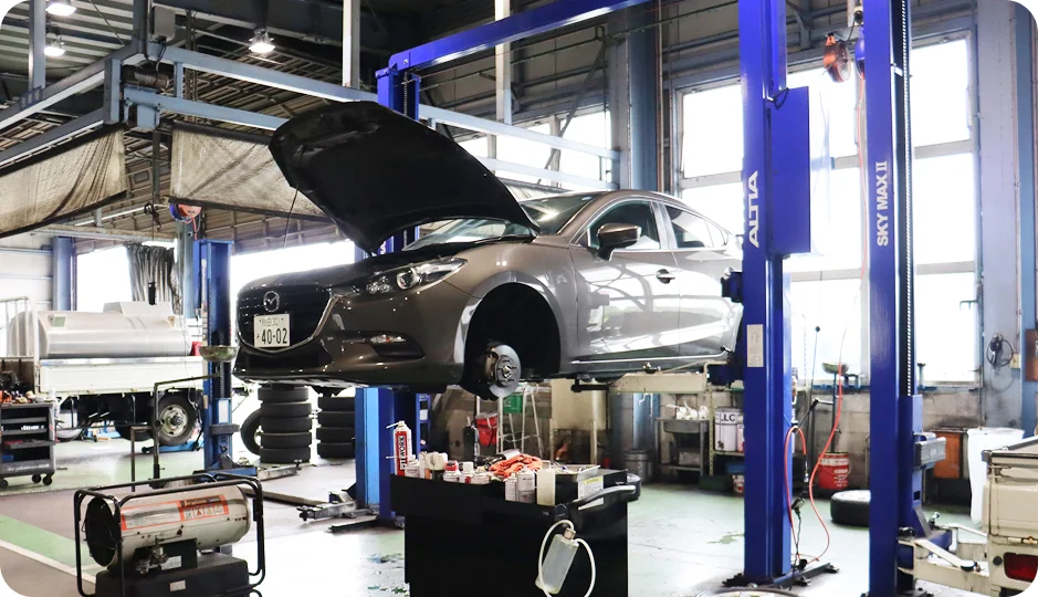 整備工場でリフトアップされた自動車