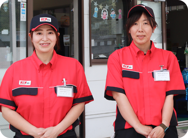 JASSの女性スタッフ、2名が笑顔でこちらを見ている