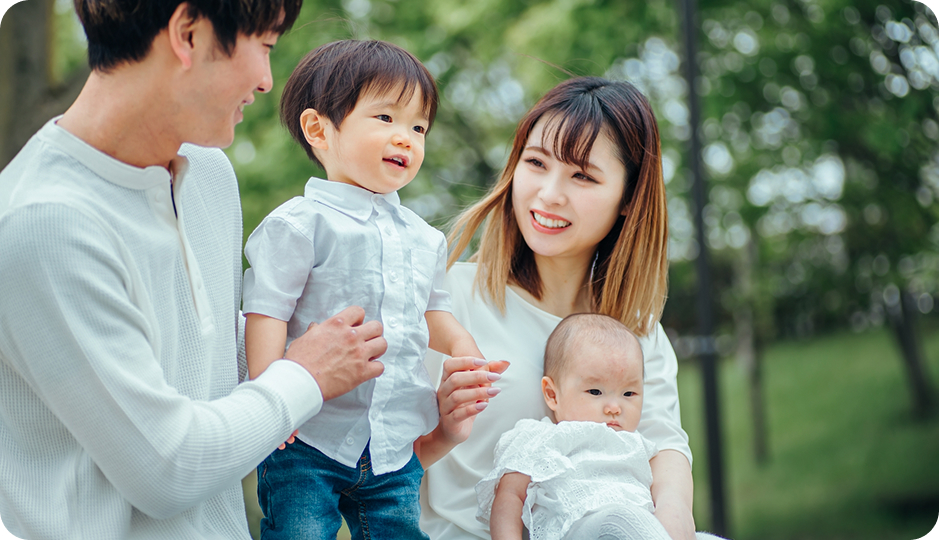 屋外で過ごす笑顔の家族