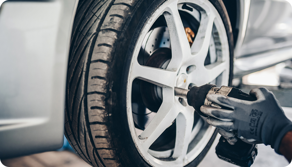 自動車のタイヤを交換する作業の様子