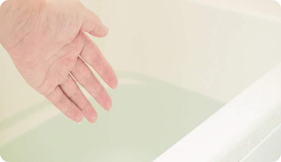 お風呂のお湯加減をチェックする手元