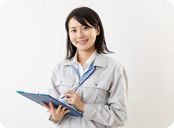 点検内容を確認しながら記録する女性作業員